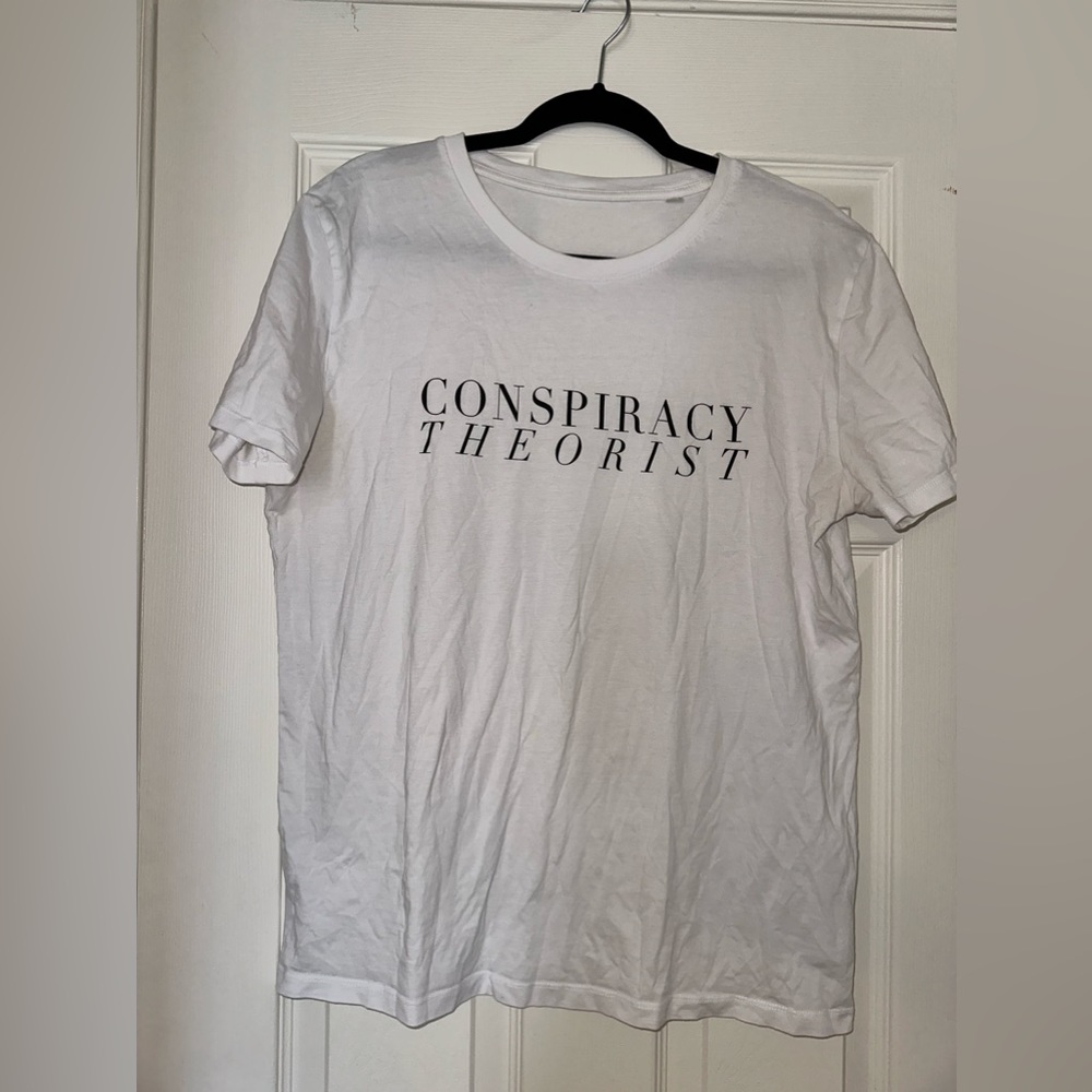 Conspiracy Theorist graphic white tee. Size Large. Gently worn